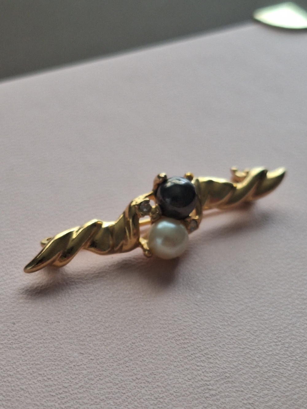 2" 1928 Gold-Tone Brooch with Black and White Pearls - Picture 4 of 10